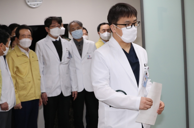 Front-line medical workers get 1st injections of Pfizer's vaccine in S. Korea