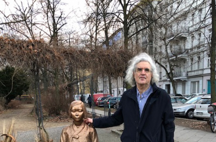 Israeli law professor visits comfort women statue in Berlin