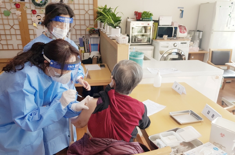 Vaccination starts for S. Koreans aged 65 and older at nursing homes, hospitals