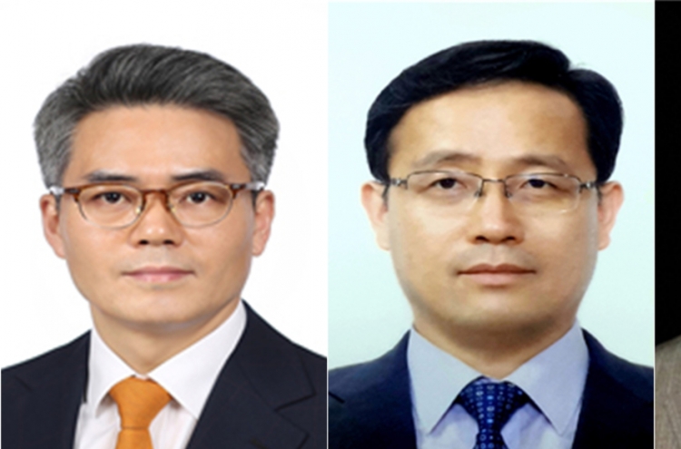 Moon names new Cheong Wa Dae aides on anti-corruption, economy, digital innovation