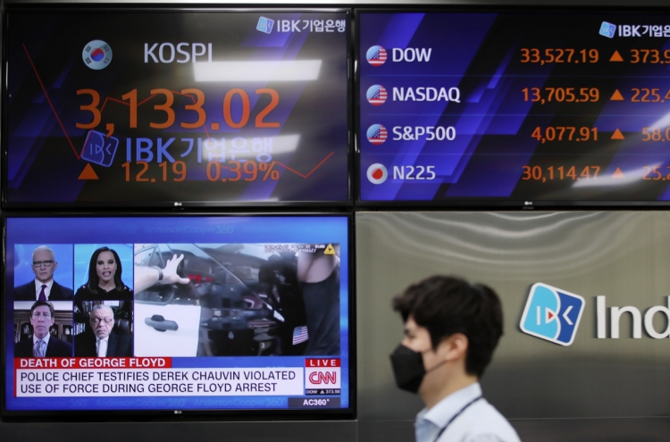 Foreign investors swoop up S. Korean stocks in April
