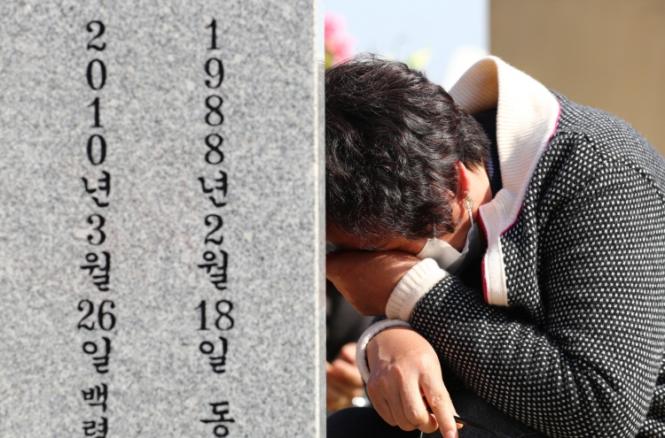 Govt. commission chief offers to resign over decision to reinvestigate Cheonan ship sinking