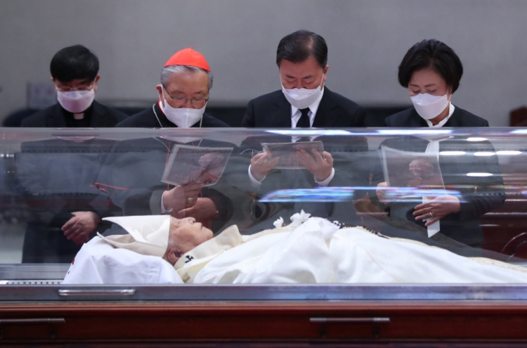 [Newsmaker] Moon pays respect to late cardinal Nicholas Cheong Jin-suk