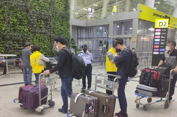 More than 170 Koreans return home from virus-hit India via special flight