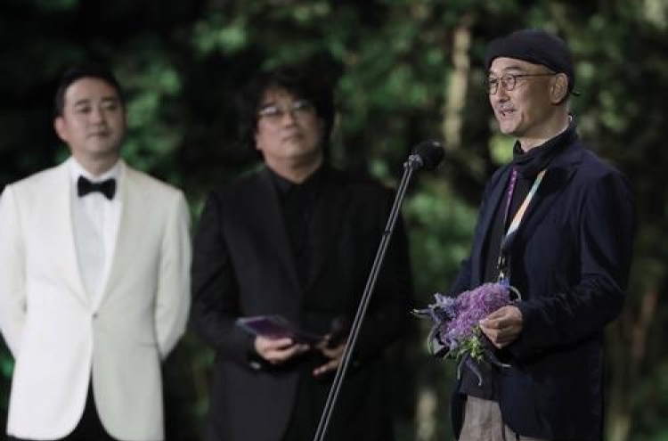 Director Lee Joon-ik of 'Book of Fish' wins grand prize at Baeksang Awards