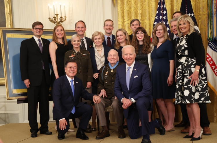 Moon meets Biden at medal-awarding ceremony for Korean War veteran
