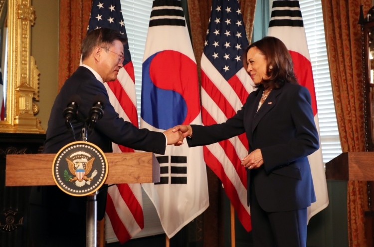 [Newsmaker] Harris under fire for wiping hand after handshake with Moon
