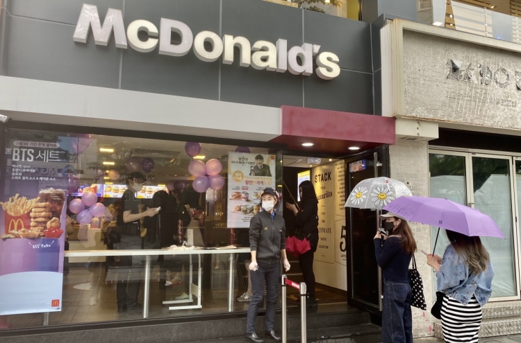 [From the scene] Fans line up for BTS Meal at McDonald’s in South Korea