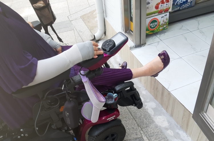 [Feature] Wheelchair woes still blight Seoul