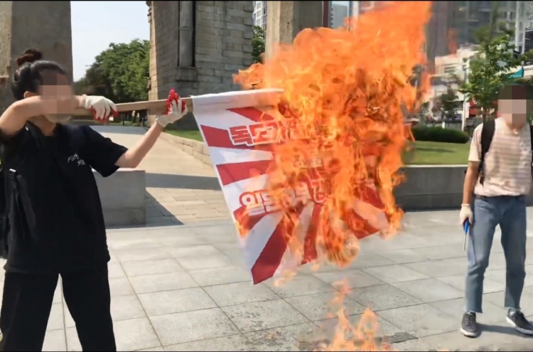 Student activists again burn Japanese flag in Seoul over Dokdo