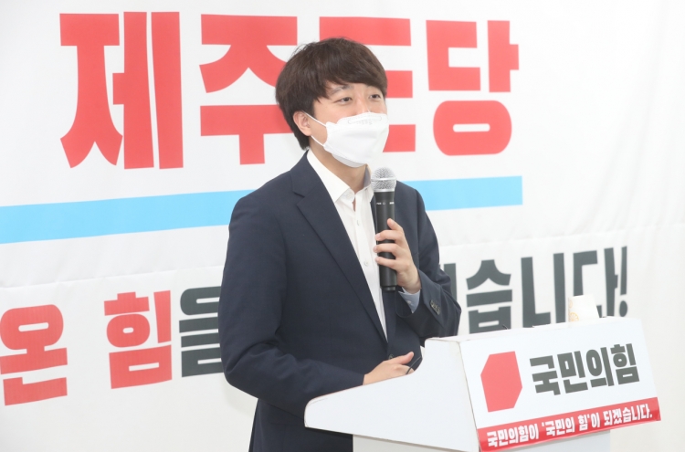 Lee Jun-seok’s lead in main opposition leadership race cements