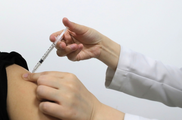 Financial workers, employers agree on paid vaccination leave