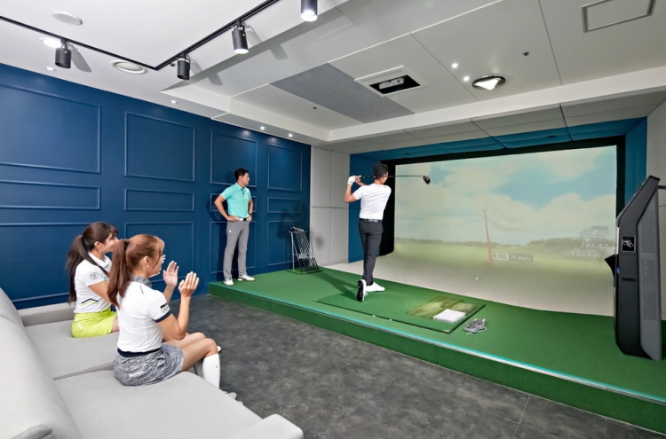Virtual golf booms while crowded driving ranges suffer due to COVID-19