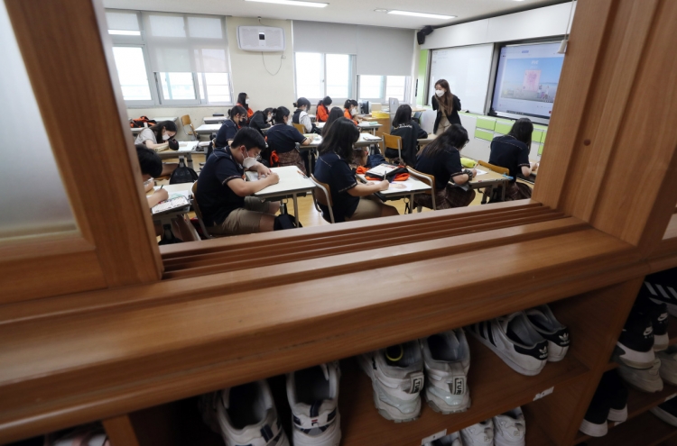 [Newsmaker] In-person attendance at middle schools in greater Seoul to increase ahead of full reopening