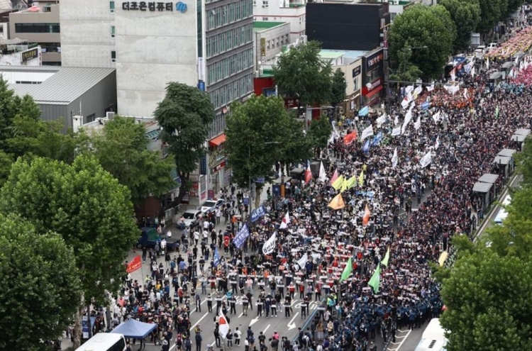 Umbrella labor union holds street rally despite virus concerns