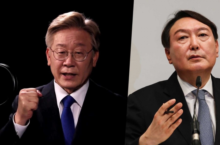 Gyeonggi Gov. Lee ahead of ex-prosecution chief Yoon in latest poll