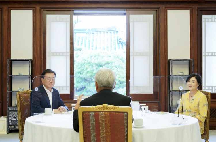Moon meets Korean archbishop headed for Vatican