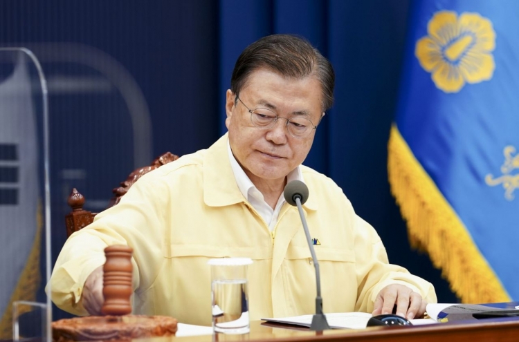 Moon reprimands officials for problems in vaccine reservation system: Cheong Wa Dae