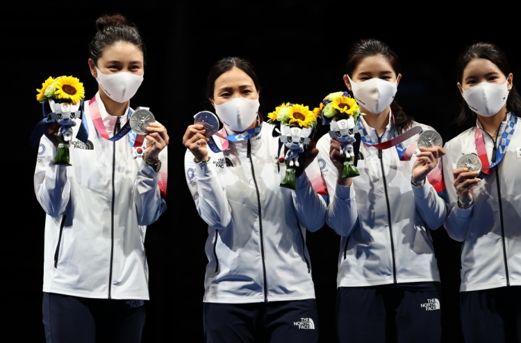 [Tokyo Olympics] Epee fencers shake off individual disappointments to claim team silver