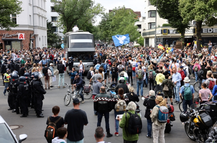 Scuffles in Berlin as Covid sceptics defy protest ban