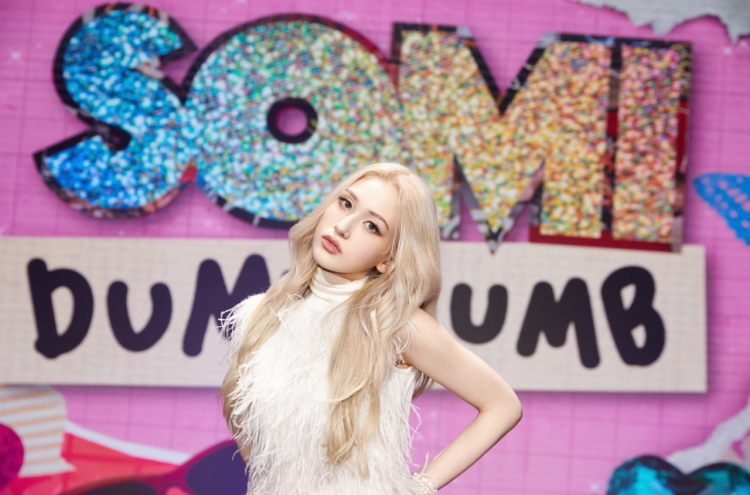 Jeon Somi returns bold and blonde in ‘Dumb Dumb’
