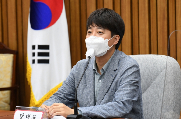 [Newsmaker] Lee Jun-seok says 'salute the rank, not the man'