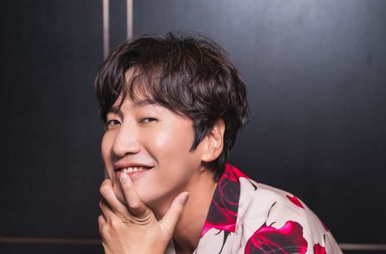 [Herald Interview] Lee Kwang-soo returns as relatable office worker in disaster comedy ‘Sinkhole’
