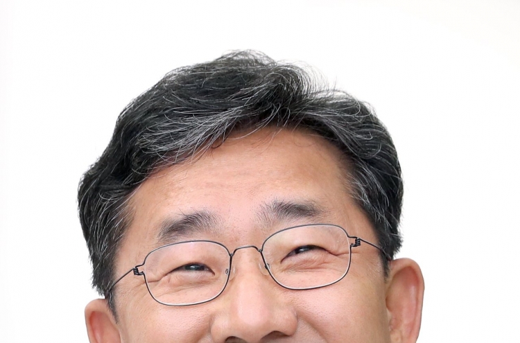 Former culture minister Park Yang-woo takes presidency of Gwangju Biennale Foundation