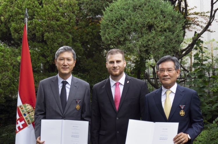 Ro Jae-hun and Jang Si-ho receive Gold Cross of Merit on Hungary's National Day.