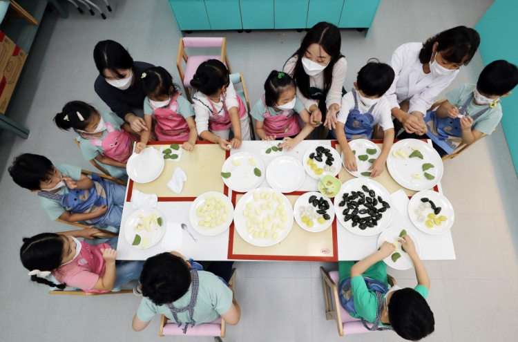 [Photo News] Children make ‘songpyeon’ for Chuseok