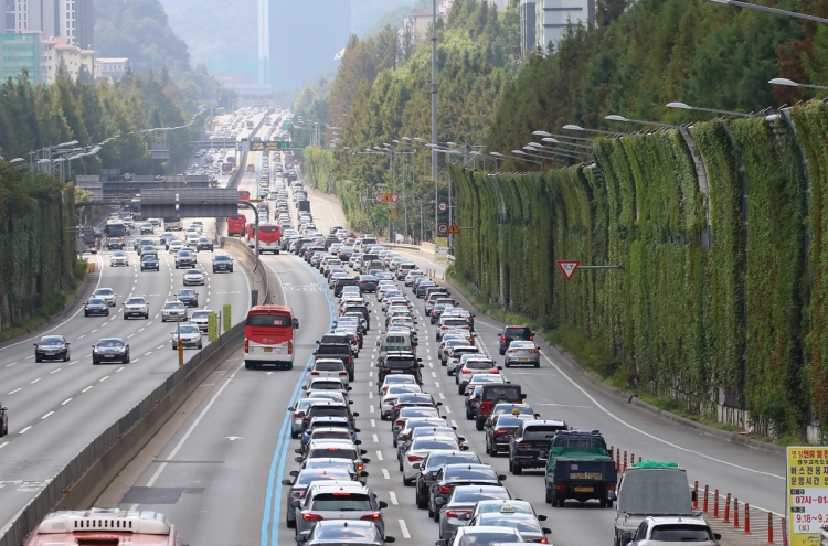 Traffic jam on highways as people return on last day of Chuseok