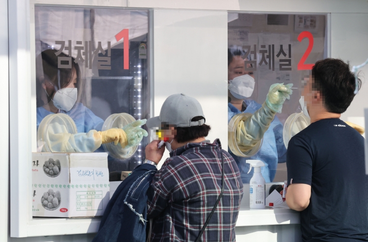 Daily virus cases in Seoul exceed 900 for first time