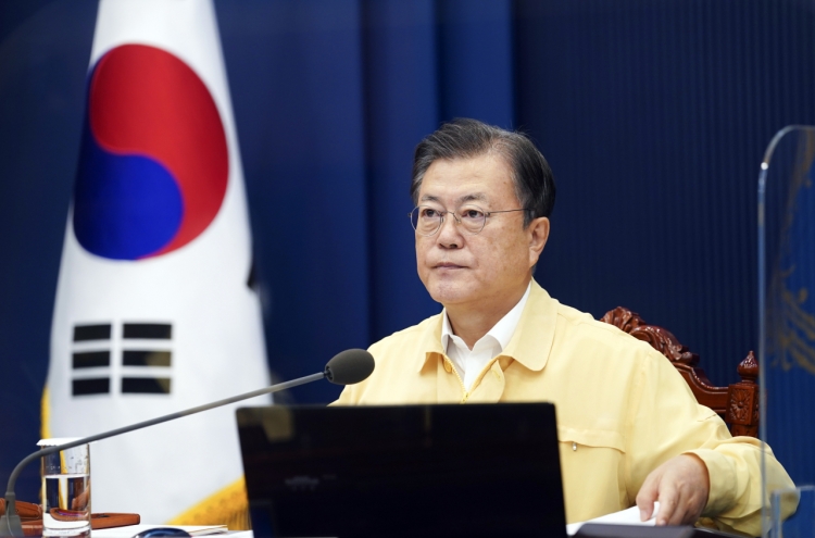 Moon urges all-out govt. efforts to contain coronavirus infections