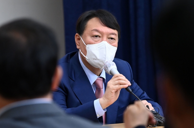 Court upholds suspension of ex-top prosecutor Yoon