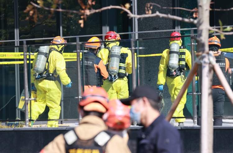 Chemical leak kills 2, injures 9 at building construction site