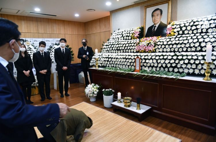 Moon prays for late ex-President Roh while noting 'faults' of coup, bloody crackdown