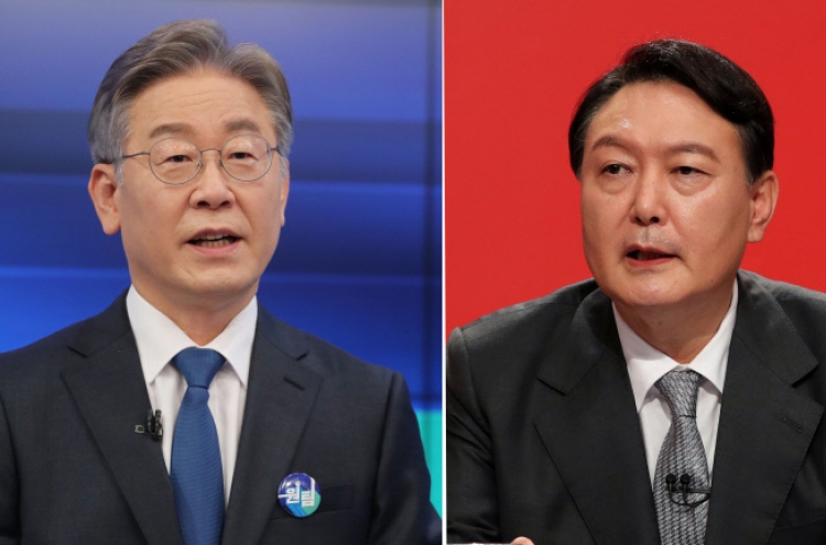 Yoon, Lee neck and neck in presidential race: survey
