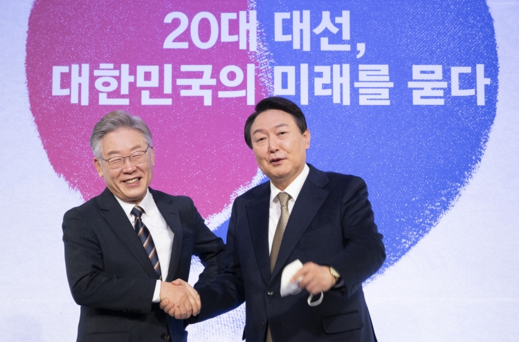 Yoon leads Lee by 9.4% points in presidential race: survey