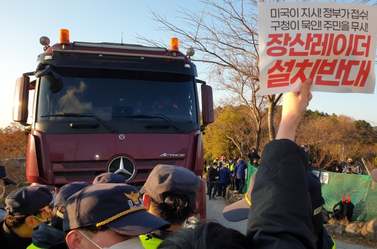 Activists, police clash over military radar installation in Busan
