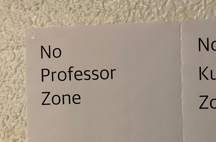 Busan bar’s ‘No Professor Zone’ poster goes viral