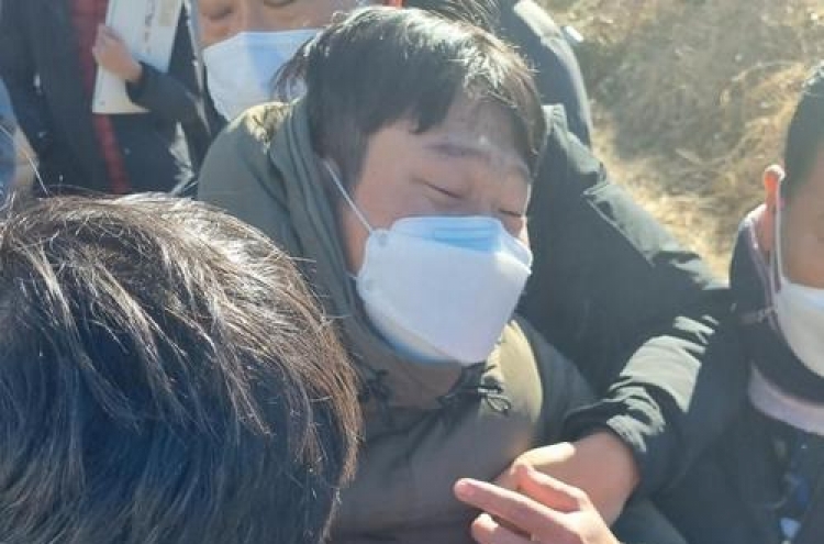 Protester throws eggs at DP candidate Lee near THAAD base in Seongju