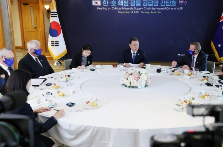 Moon meets with Australian entrepreneurs over mineral cooperation