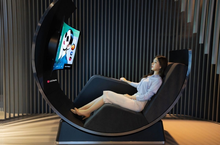 [CES 2022] LG’s rollable obsession extends to curved TV chair