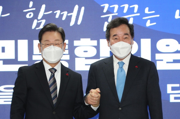 Lee Jae-myung consolidates forces as rival suffers in controversies