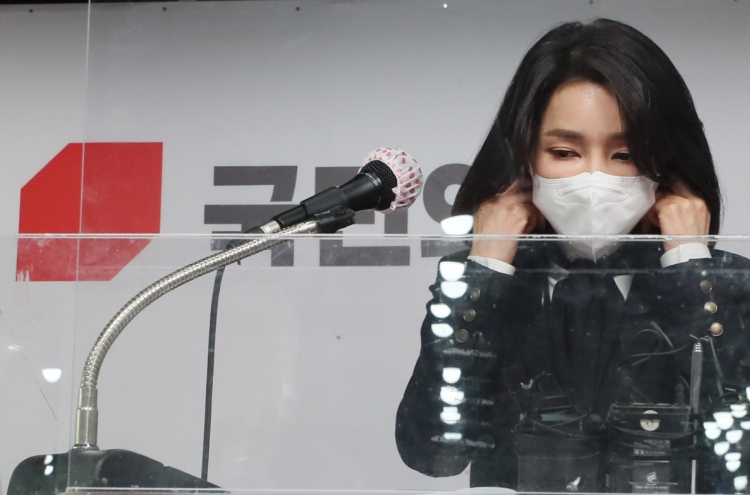 [Newsmaker] Lookist evaluation of Yoon’s spouse raises eyebrows