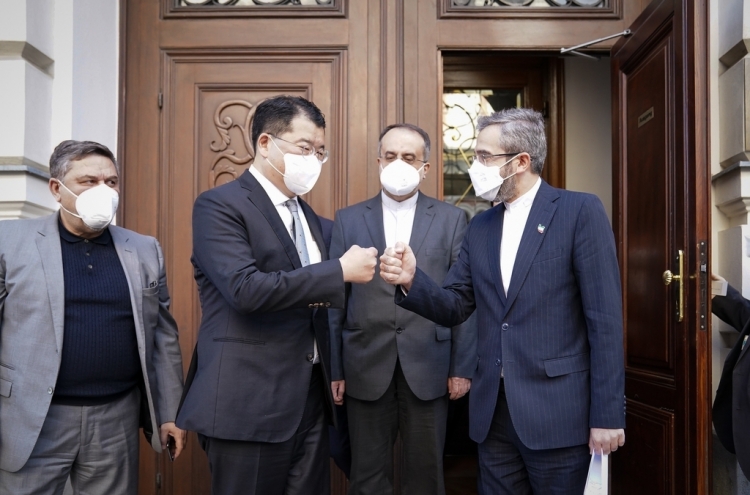 Senior S. Korean, Iranian officials discuss frozen assets