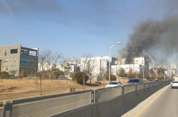 1 person remains trapped inside burning battery factory in Cheongju: firefighters