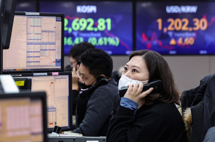 Seoul stocks open higher on bottom-fishing