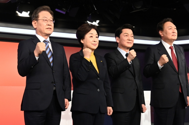 Sim emphasizes green economy; Ahn denounces signs of political revenge