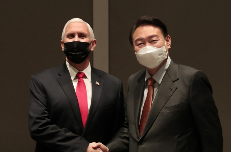 Yoon meets with ex-US Vice President Pence